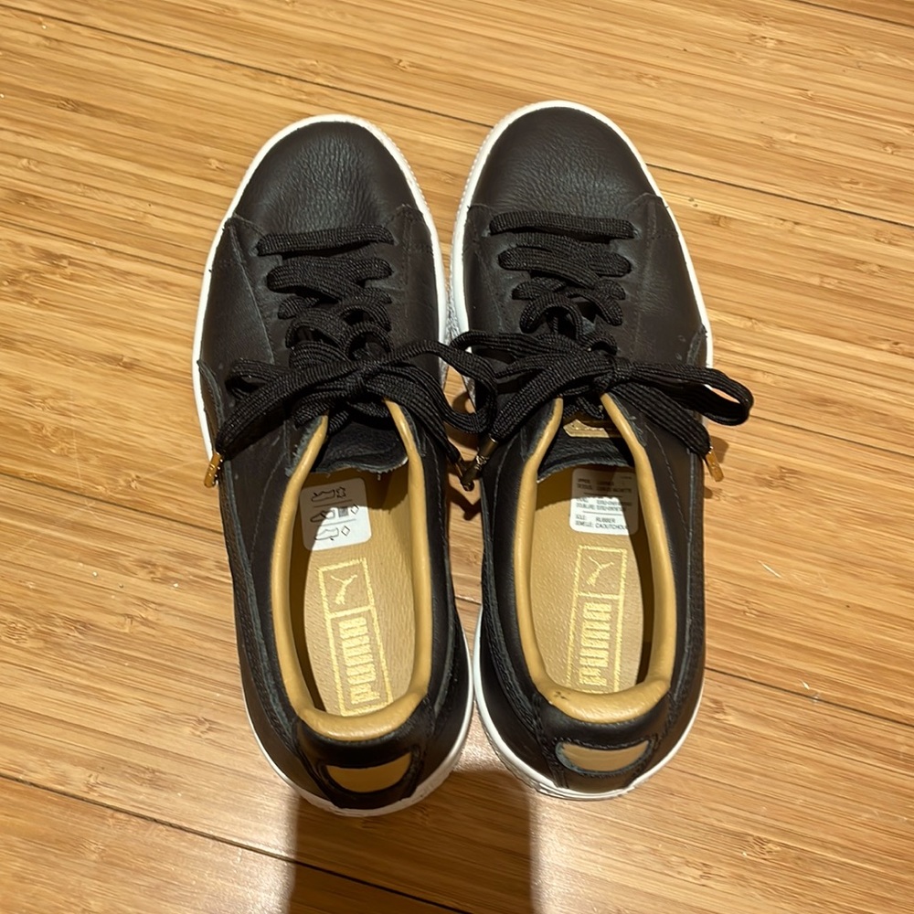 Barely worn leather Puma sneakers